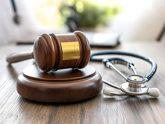 Richterhammer und Stethoskop auf Holztisch - spezialisierter Anwalt für Medizinrecht in Berlin berät Sie in Rechtsfragen zum Gesundheitswesen 